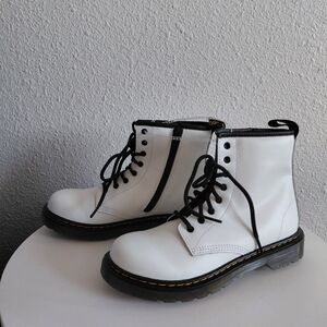 NWOB Dr.Martens AirWair Smooth White Leather Ankle Boots